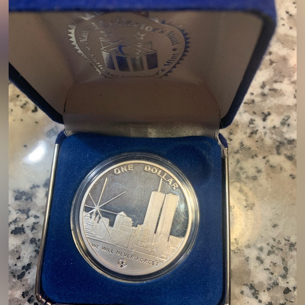 NOT FOR SALE One dollar coin -freedom tower 2004 - Picture 2 of 5